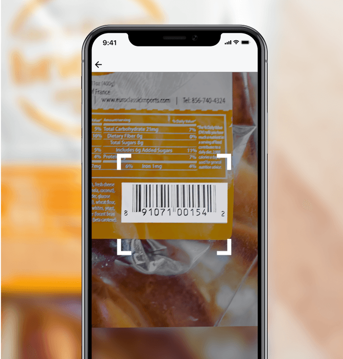 Téléphone en train de scanner le code-barres d’un emballage alimentaire.